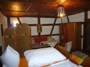 康斯坦茨沃尔豪森布尔霍夫民宿的卧室配有一张床和一张桌子及椅子