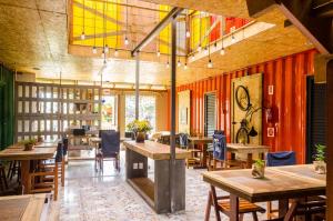 伊达贾伊Alma Brava的餐厅设有木桌、椅子和色彩缤纷的天花板。