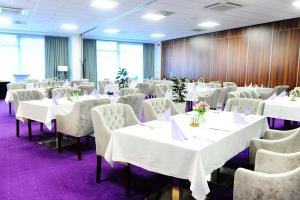 奥尔什丁Best Western Plus Hotel Olsztyn Old Town的一间会议室,配有白色的桌椅