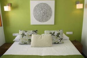 阿尔科斯-德拉弗龙特拉Bed & Breakfast Casa El Sueño的绿色卧室配有带白色床单和枕头的床