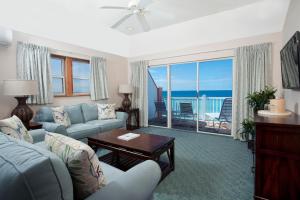 Southampton帕诺海滩俱乐部酒店的客厅配有沙发和桌子