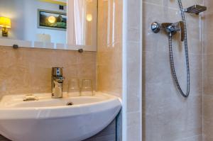 巴黎未来酒店的一间带水槽和淋浴的浴室