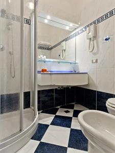 利多克拉西Hotel Sorriso的带淋浴、盥洗盆和卫生间的浴室