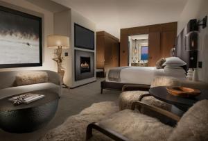 杰克逊Hotel Yellowstone at Jackson Hole的酒店客房配有一张床和一个壁炉。