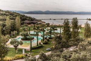 埃尔戈尔多瓦尔德卡尼亚斯高尔夫文奇酒店的享有度假胜地的空中湖景