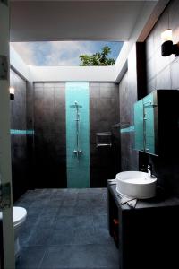 迪古拉海滩潜水全包精品酒店的带淋浴、卫生间和盥洗盆的浴室