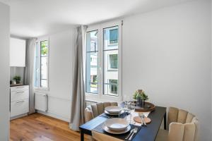 圣加仑book2stay modernes Apartment OLMA-Areal的一间带桌椅和窗户的用餐室