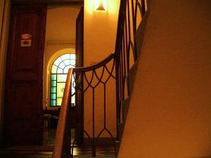佛罗伦萨塞斯特里酒店的墙上有灯的楼梯和窗户