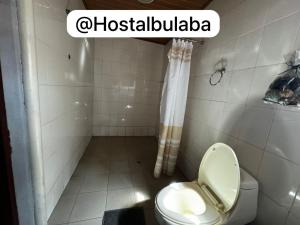 圣达菲Hostal Bulaba的浴室配有白色卫生间和淋浴。