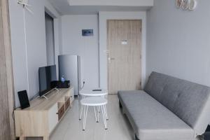 万隆Homey 1BR Apartment at Newton Residence Bandung By Travelio的带沙发和电视的客厅