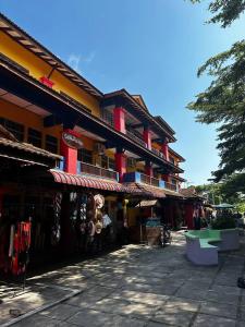 Kampong Pasir HantuPerhentian Village Inn的街道上红色和黄色的建筑