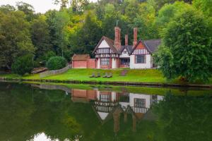 塔普洛Cliveden House - an Iconic Luxury Hotel的河边的房子