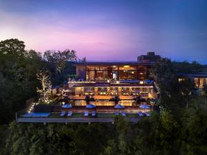 攀瓦海滩V Villas Phuket, MGallery的夜空景大厦