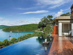 攀瓦海滩V Villas Phuket, MGallery的湖景别墅 - 带游泳池