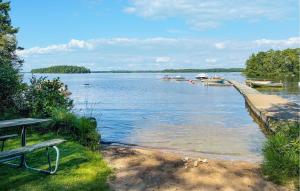 韦克舍Cozy Home In Växjö With Kitchen的享有湖泊和水中船只的景色