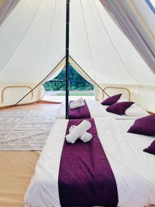 停泊岛Dnamie Glamping - Lux Tent的帐篷内的四张床位