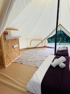 停泊岛Dnamie Glamping - Lux Tent的一个带两张床的帐篷