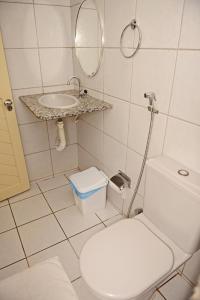 莫索罗阿萨布兰卡旅馆的一间带卫生间、水槽和镜子的浴室
