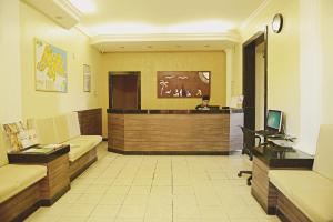 莫索罗阿萨布兰卡旅馆的大型大堂设有带电视的等候室