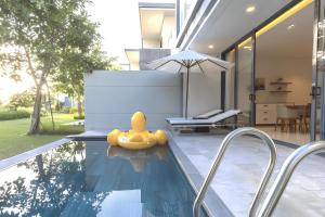 岘港"BRG GOLF CLUB" - Danang Private Pool Villa 3 bedrooms #3的游泳池上有一个黄色橡皮鸭