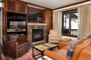 阿斯潘Aspen Ritz-Carlton 3 Bedroom Residence With Full Service Resort Amenities And True Ski In, Ski Out Access的带沙发和壁炉的客厅