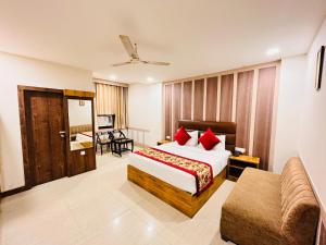 阿格拉Crown Hotel Agra near Taj Mahal的酒店客房,配有床和沙发