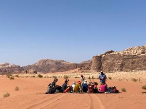 Disah5-hour jeep tour of Wadi Rum highlights的一群骑摩托车的人在沙漠中