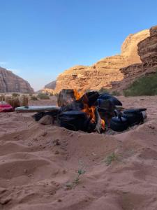 Disah5-hour jeep tour of Wadi Rum highlights的沙漠沙子中的 ⁇ 火