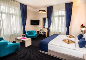 贝尔格莱德阿尔莫尼亚住宿加早餐旅馆的酒店客房,配有一张床和一张蓝色椅子