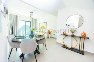 阿布扎比Bloomfields 3br Townhouse Noya In Yas Island的一间带桌椅和镜子的用餐室