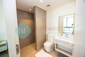 阿布扎比Bloomfields 3br Townhouse Noya In Yas Island的一间带卫生间、水槽和镜子的浴室