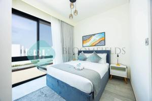 阿布扎比Bloomfields 3br Townhouse Noya In Yas Island的一间卧室设有一张床和一个大窗户