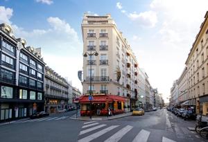 巴黎里什庞斯歌剧院酒店的一条城市街道上高大的白色建筑