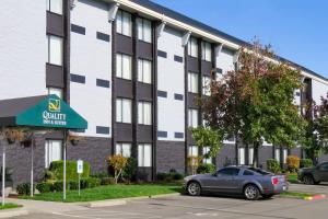 埃弗里特Quality Inn & Suites Everett的停在大楼前的汽车