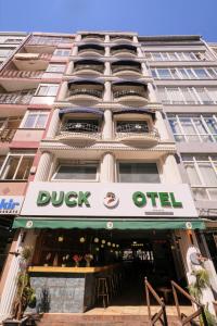 伊斯坦布尔Duck Otel的上面有油印的建筑