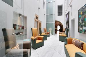 布拉迪斯拉发SKARITZ Hotel & Residence的一间设有椅子和书的等候室