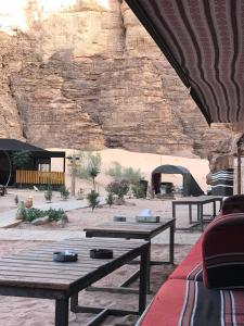 Disah5-hour jeep tour of Wadi Rum highlights的山前的一组野餐桌