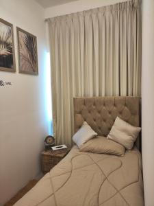 阿吉曼Cozy Small Private Room Sea View window的卧室内的一张床铺,设有大窗户