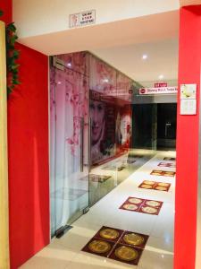 瓜拉丁加奴Homestay Ladang Deluxe Queen Room with Shared Bathroom的展示在卖甜甜圈的商店里的展示盒