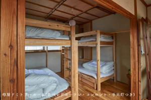 柳川Yanagawa Guesthouse HORIWARI 柳川の観光エリアにある静かな日本の宿的客房内提供两张双层床。