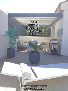 纳博讷36 2 L'air marin maison duplex grande terrasse的植物建筑的门上的一个标志