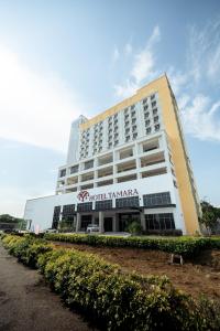 马六甲Hotel Tamara Melaka的一座白色的大建筑,上面有标志