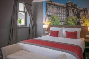 格拉斯哥Best Western Glasgow Hotel的酒店客房带一张大床和一把椅子