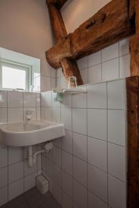 布格施塔加德布格施塔加德酒店的一间带水槽和镜子的浴室
