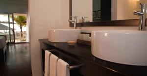尼格瑞尔桑迪天堂度假村的一个带两个盥洗盆的柜台浴室