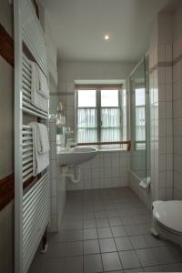布格施塔加德布格施塔加德酒店的白色的浴室设有水槽和卫生间。