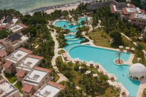 迪亚尼海滩斯瓦希里海滩度假村的享有度假村游泳池的空中景致