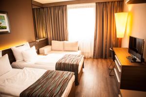 布拉格世博会酒店的酒店客房设有两张床和电视。