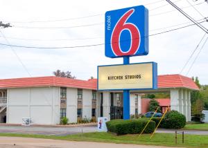 帕勒斯坦Motel 6-Palestine, TX的大楼前的酒店标志