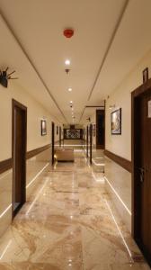 孟买HOTEL BKC PRIME - NEAR US CONSULATE的走廊,建筑的长大厅,长沙发